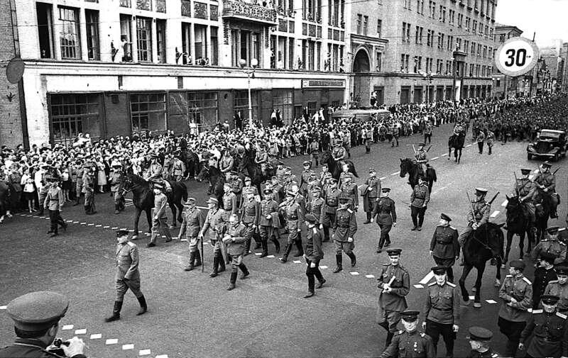 Колонна немецких военнопленных во время марша побежденных в Москве 17 июля - фото 1