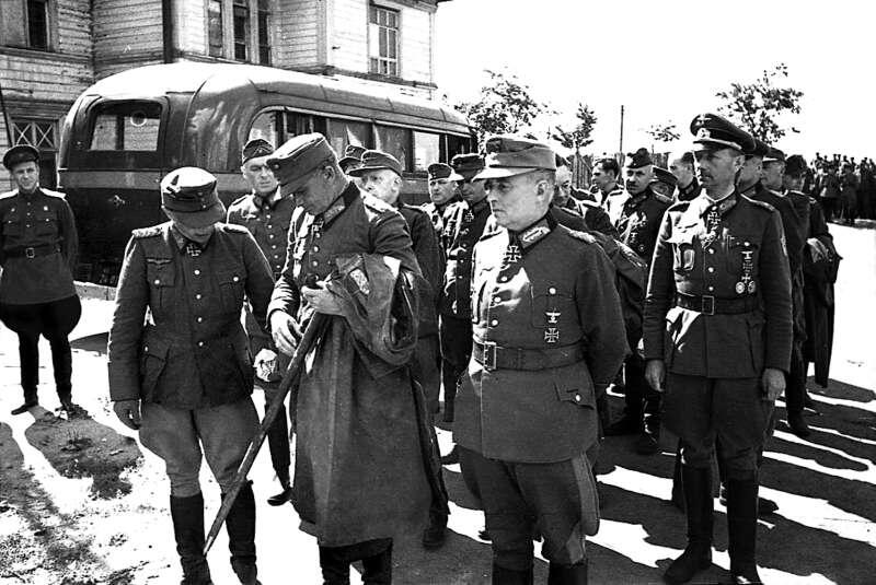 Немецкие генералы взятые в плен в ходе операции Багратион перед маршем - фото 2