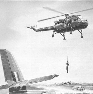 Вертолет Уэстленд Уосп со спасательной лебедкой при спасении летчика - фото 3