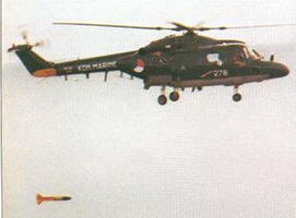 Палубный вертолет Уэстленд Линкс HAS Мк1 с двумя противолодочными торпедами - фото 9