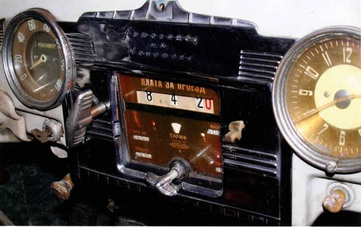 Вместо радиоприемника на панели приборов был установлен счетчиктаксометр - фото 12