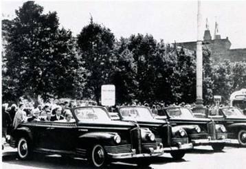 1955 Открытые автомобили такси ЗИС110 возили в летнее время пассажиров от - фото 15