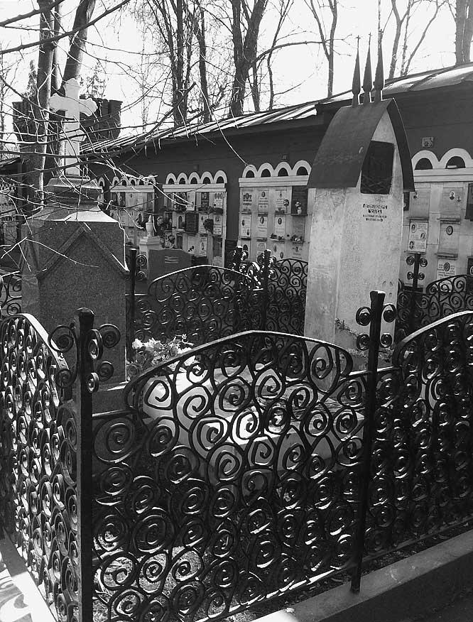 Антон Павлович прожил всего 44 года Памятник на могиле Чехова выполненный в - фото 6
