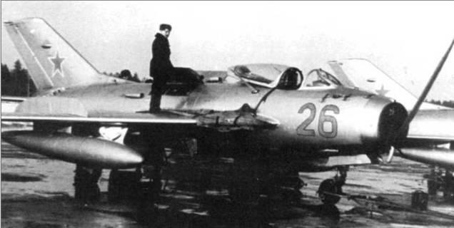 МиГ19 26 синий на советском аэродроме Бортовой номер имеет тонкую черную - фото 18