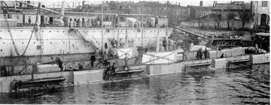 Подводная лодка Тюлень в Севастополе 1916 г Нерпа в доке - фото 124