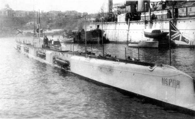 Подводные лодки Нерпа вверху и Морж в 1916 г после возвращения в - фото 127