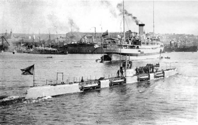 Подводные лодки Нерпа вверху и Морж в 1916 г после возвращения в - фото 128