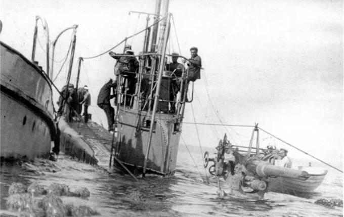 На одной из лодок типа Барс во время осмотра подводной части - фото 134