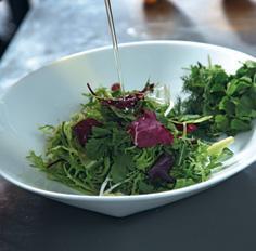 1 Смешать промытые и обсушенные салатные листья с нарезанной зеленью сбрызнуть - фото 5