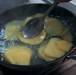1 Картофель очистить нарезать тонкими пластинками и бланшировать в подсоленной - фото 78
