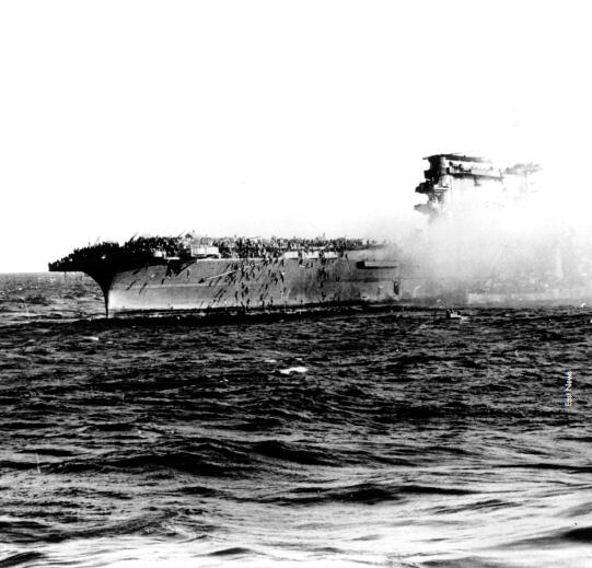 Экипаж покидает Lexington Битва в Коралловом море Май 1942 г Австралийцы - фото 31