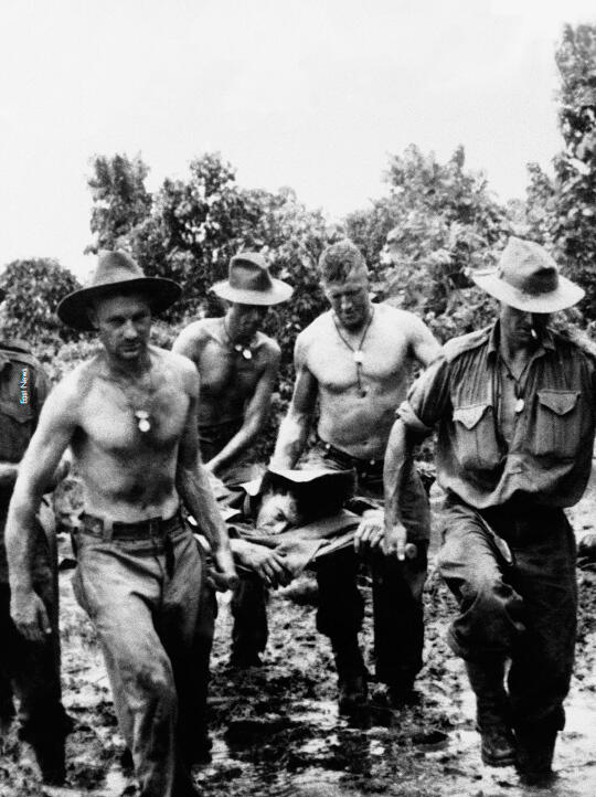 Австралийцы несут раненого товарища на перевязочный пункт на Папуа Новой - фото 32