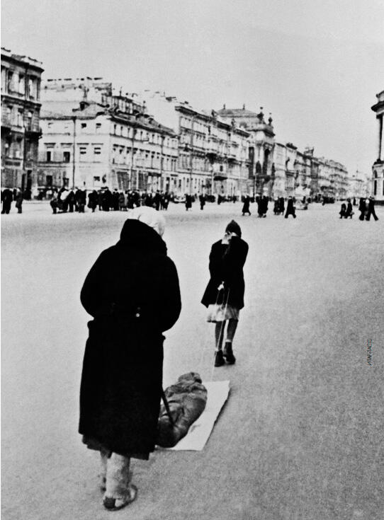 В блокадном Ленинграде 1942 г Рабочие сборочного цеха Кировского завода за - фото 33