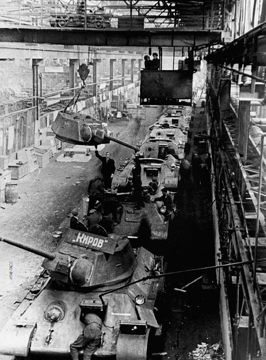 Рабочие сборочного цеха Кировского завода за сборкой танков 1942 г Высадка - фото 34