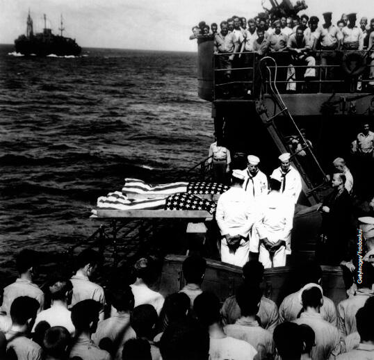 Похороны в море Двое из экипажа Liscome Bay погибли от японской торпеды - фото 37