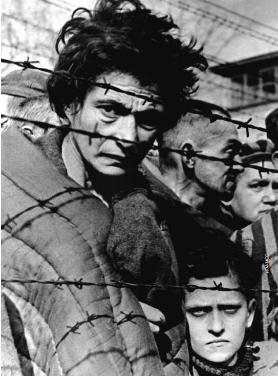 Освобожденные узники концентрационного лагеря Освенцим 10 апреля 1945 г - фото 39
