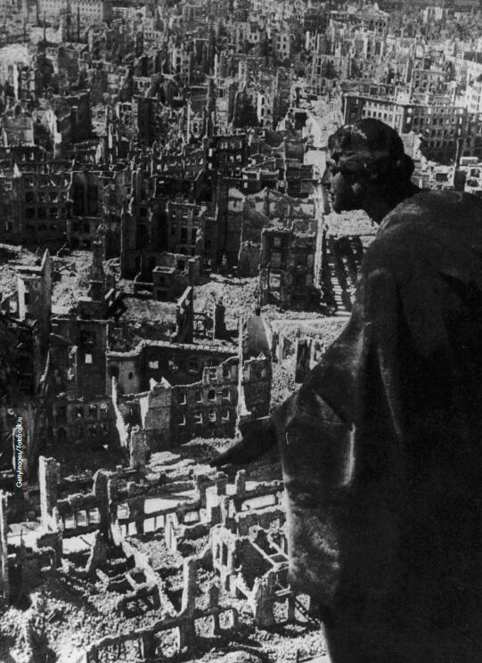 Дрезден 1945 г Японская семья прячется в пещере на Сайпане Июнь 1944 г - фото 40