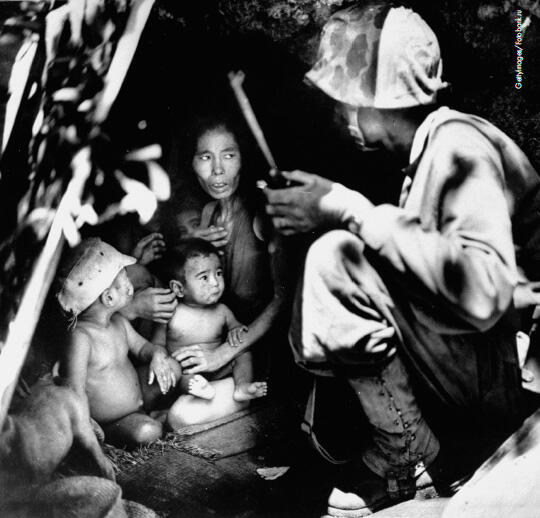Японская семья прячется в пещере на Сайпане Июнь 1944 г Японская делегация - фото 41