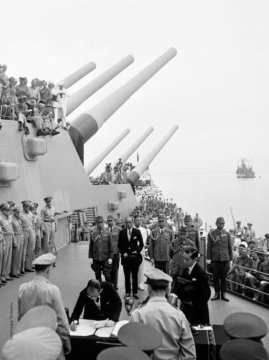 Японская делегация поднимается на борт американского линкора чтобы подписать - фото 42