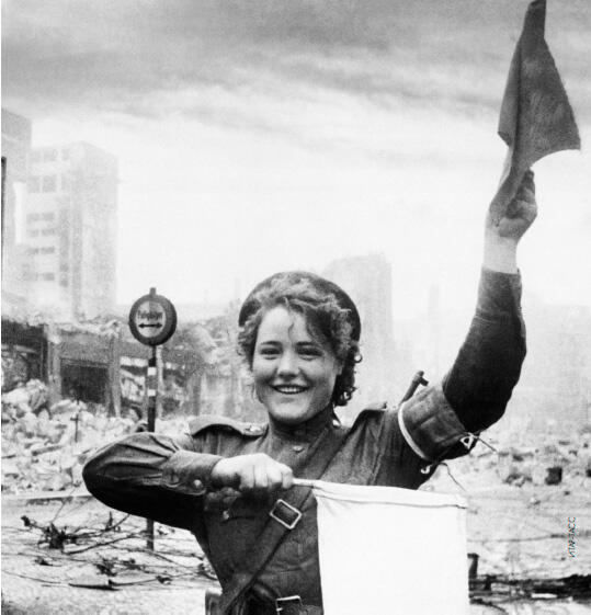 Первая советская регулировщица Берлин май 1945 г Знамя Победы штурмовой - фото 43