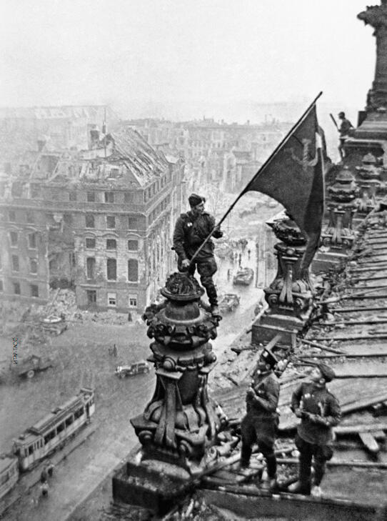 Знамя Победы штурмовой флаг 150й ордена Кутузова II степени Идрицкой - фото 44