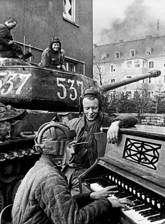Танковый экипаж гвардии лейтенанта БИ Дегтярева Война закончена мир во всем - фото 45
