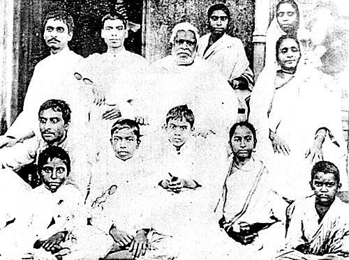 Семья Шрилы Бхактивиноды Тхакура Шри Бимала Прасад крайний слева вверху - фото 2