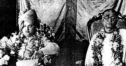 С царем Трипуры в Йогапитхе Шрила Сарасвати Тхакур с сэром Джоном Андерсоном - фото 11