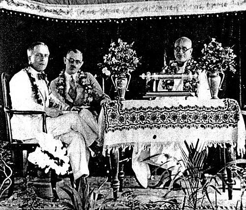 Шрила Сарасвати Тхакур с сэром Джоном Андерсоном с губернатором Бенгалии - фото 12