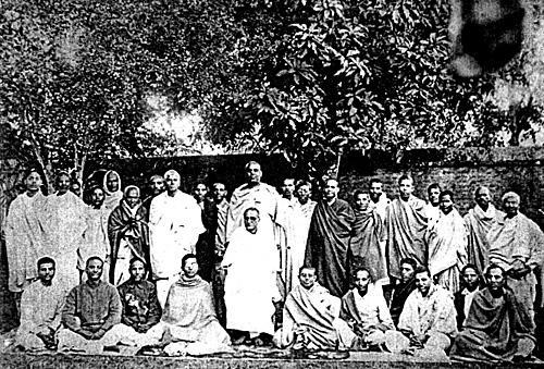 С группой последователей в Майапуре В Шри дхаме Майапур на Бхактисиддх роуд - фото 15