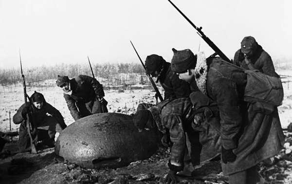 Красноармейцы осматривают наблюдательный бронеколпак одного из финских ДОТ - фото 6