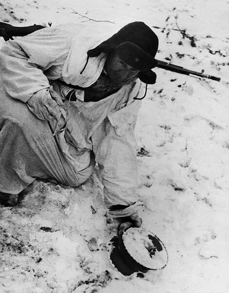 Советский сапер с обезвреженной противотанковой миной шведского производства - фото 19