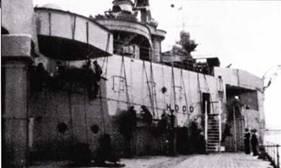 Экипаж окрашивает стенку надстройки линейного крейсера Худ снимок сентября - фото 88