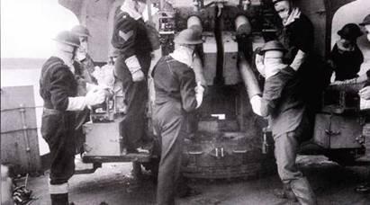 На верхнем снимке бак линейного крейсера Худ снимок 25 марта 1941 г На - фото 90
