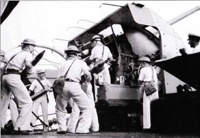 На верхнем снимке бак линейного крейсера Худ снимок 25 марта 1941 г На - фото 91