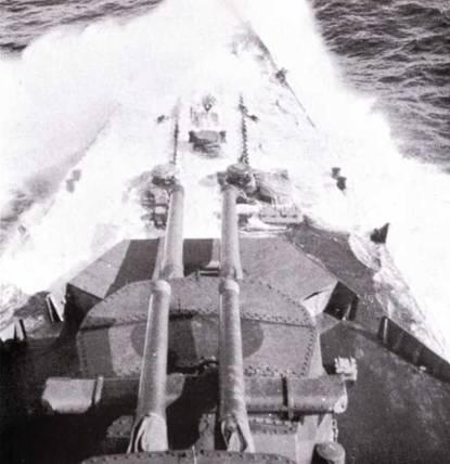 На верхнем снимке бак линейного крейсера Худ снимок 25 марта 1941 г На - фото 92