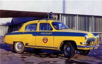 1968 Милицейские машины стали желтыми с синей полосой На двери автомобилей ГАИ - фото 10