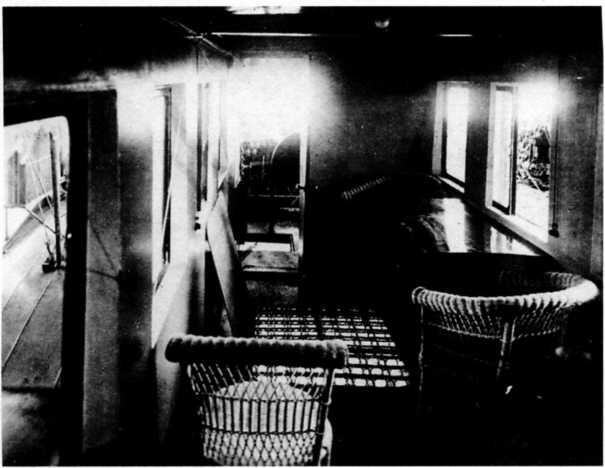 Пассажирская каюта Люк в полу Столик и плетёные кресла Остекление кабины - фото 28