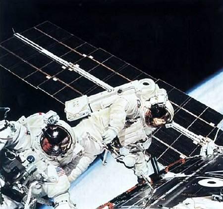 Астронавты ведут монтажные работы в открытом космосе Блоксхема на которой - фото 4