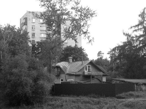 Контрасты современной Удельной сохранившийся дом по Лагерной ул 18 у озера - фото 8