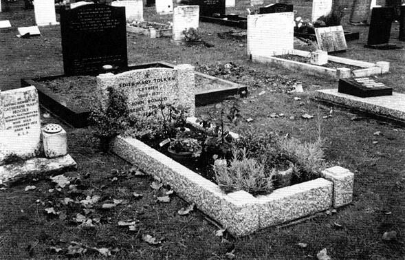 На могильной плите рядом с именем Эдит Мэри Толкин стоит Лутиэн а рядом с - фото 33