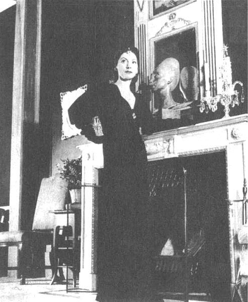 Валентина Шлее в одном из своих нарядов в ньюйоркских апартаментах на 52й - фото 13