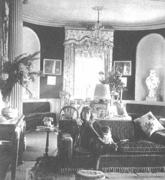 Гарбо в диванной комнате Реддиш Хауса Гарбо с Клариссой Черчиль Сесиль - фото 23