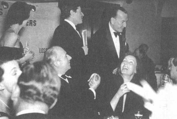 Сесиль и Гарбо на одном из своих званых вечеров в 1951 году На заднем плане - фото 25