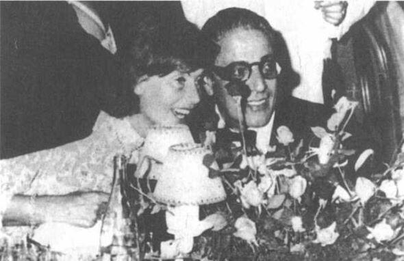 Гарбо и Аристотель Онассис летом 1956 года Гарбо и Шлее на празднике в 1958 - фото 28