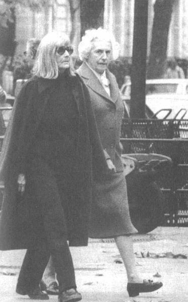 Гарбо и Сесиль Ротшильд на парижских улицах в 1979 году Одна из последних - фото 33