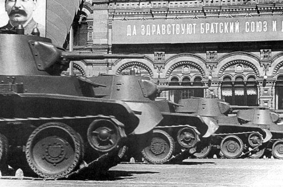 Немецкий танк Pz III проезжает мимо горящего БТ5 Их прославляли в фильмах - фото 5