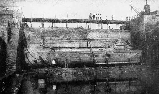 Подводная лодка Камбала в доке после аварии 1909 г П - фото 156
