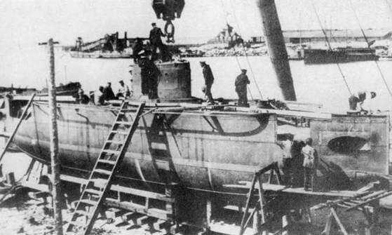 Подводная лодка Осетрв Либаве во время сборки вверху и во Владивостоке два - фото 158