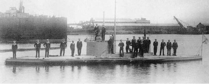 Подводная лодка Сиг уходит на учения Либавский канал 1910е гг два фото - фото 160